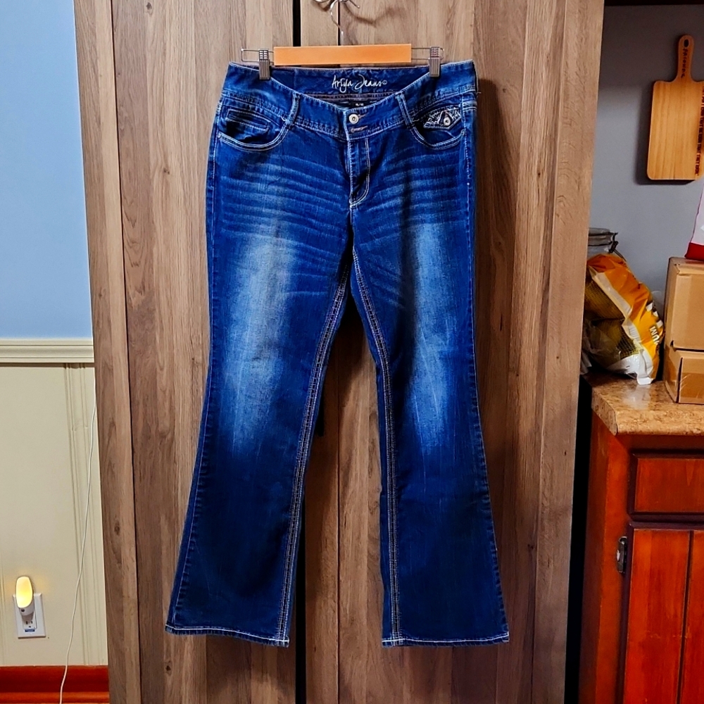 NWOT Ariya Bootcut 15/16 Reg Jeans